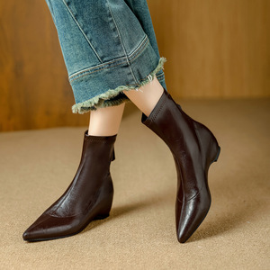 Botín de Mujer con Tacón Grueso y Punta Cuadrada, Cómodo y Multifuncional, con un Diseño de Estilo Retro - Product Image 3