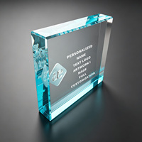 Plaque carrée en cristal Neelpure, motif monogramme gravé au laser 3D avec base bleu clair, récompense