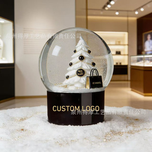 Globe à neige personnalisé avec logo, sapin de Noël et sac pour cadeaux d'entreprise - Product Image 3