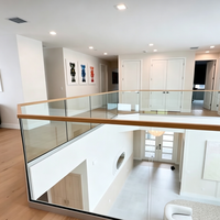 Balustrade en verre sans cadre sur mesure, noire, durable, à faible entretien, avec main courante en aluminium à rainure en U