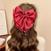 Pince à cheveux vintage élégante et polyvalente avec nœud rouge délicat, accessoire de mariage pour queue de cheval mi-haute, pince requin
