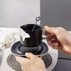 Solhui Ins nórdico lindo mariposa cerámica taza de café y platillo <span class=keywords><strong>ste</strong></span> exquisito juego de tazas de té de la tarde - Product Image 2
