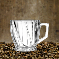 Mug en verre à nervures angulaires de 230 ml. Texture linéaire dynamique et poignée sculptée. Idéal pour la bière/boissons chaudes.