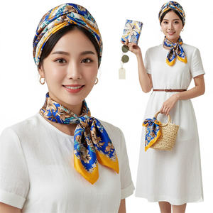 Écharpe carrée en satin de 90 cm à motif floral bleu et jaune vibrant pour femme, idéale comme turban, couvre-chef et pour décorer les sacs de plage. - Product Image 1
