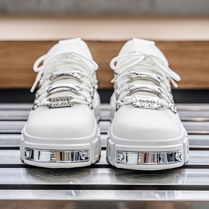 US 13 EUR 47 Baskets modernes à plateforme épaisse pour homme en cuir végétalien avec clous argentés, semelle légère en EVA, chaussures de mode urbaine streetwear - Product Image 4