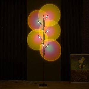 Lampe de sol Db à 5 têtes avec abat-jour rouge, design moderne et minimaliste pour chambre à coucher, salon, lumière LED, base E26, corps en métal argenté - Product Image 4