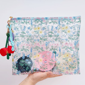 Bolsa transparente de PVC grueso con estampado floral personalizado para guardar proyectos de bordado y costura - Product Image 1