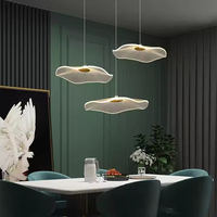 Lustre personnalisé en acrylique feuille de lotus de conception de luxe Luminaire suspendu à LED Projet de décoration pour hôtel et escaliers
