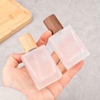 Botol Parfum Kaca Persegi Pipih Mewah 30ml Isi Ulang, Botol Semprot Kaca Buram Kosong Custom dengan Tutup Kayu dan Sablon