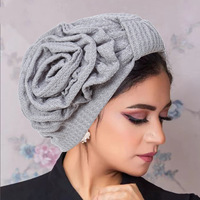 Turban Bonnet Femme en Tricot Couleur Unie avec Élégante Décoration Fleurie Stock Usine Bandana Ethnique