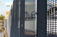 Panneaux de clôture de sécurité 358 avec poteaux en Y, fil barbelé, anti-escalade, anti-coupure, clôture en treillis soudé enduit de PVC, hauteur 2,4 m pour projets de sécurité