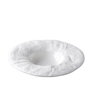 Assiette ronde en forme de chapeau en <span class=keywords><strong>porcelaine</strong></span> blanche avec motif évidé Assiette à soupe Assiette à gâteau Assiette de banquet - Product Image 1