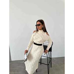 เดรสไหมพรมรัดเข็มขัด สีเบจ สไตล์ลำลอง คอเต่า แขนเว้า ความยาวปานกลาง - Product Image 4