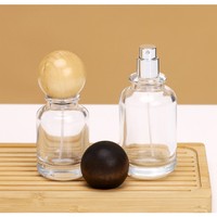 Flacons pulvérisateurs de parfum vides en verre transparent de 30 ml, design unique, logo personnalisé, avec couvercle en bois, diffuseur à bâtonnets
