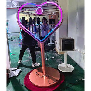 Système de support mural personnalisable UNIV pour photomaton, avec 7 formes de cadre et crochets, idéal pour événements professionnels et cabines dentaires, et pour la pose de ballons. - Product Image 1