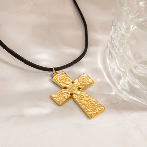 Collier en acier inoxydable avec croix en or 18 carats, motif spirale, chaîne claviculaire, style street art pour femmes - Product Image 2