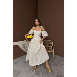 เดรสทรงเอไลน์สีเบจสุดหรู แขนบอลลูนผูกเชือก ปักลาย แต่งระบายช่วงเอวทรงเอ็มไพร์ ผ้าทอระบายอากาศได้ดี เหมาะสำหรับใส่ในชีวิตประจำวัน - Product Image 5