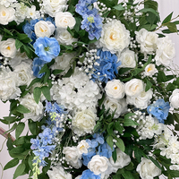 Composition florale artificielle bleue et blanche de la marque Promise avec roses, hortensias et delphiniums pour arche de mariage et toile de fond d'événements