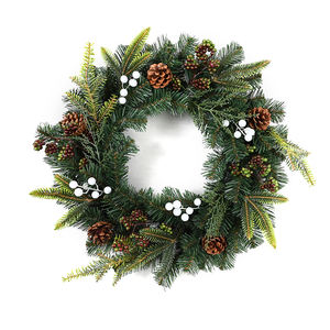Vente en gros de couronnes de Noël décoratives en PVC avec baies et cônes de pin, couronne de Noël artificielle de luxe - Product Image 1
