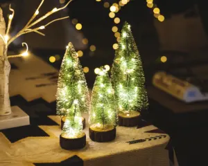 Miniatur pohon Natal buram lampu tampilan desain Mini serat Sisal buatan pencahayaan pohon bersalju