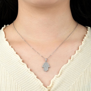 Collar con Colgante de Mano de Fátima en Cobre Ecológico con Microincrustaciones de Circonio y Baño de Oro de 14k para Mujer - Product Image 5