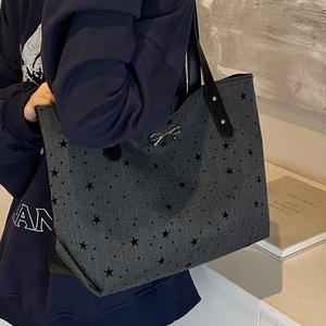 Bolso de mano de mezclilla estampado Patrón de lunares Asa de cuero Viajes diarios Casual y elegante - Product Image 1