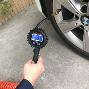 เกจวัดแรงดันลมยางดิจิตอล U-NAI UN-9604B 0-225PSI หัวฉีดทองแดงแบบเสียบเร็ว สายแรงดันสูงป้องกันการระเบิด - Product Image 2