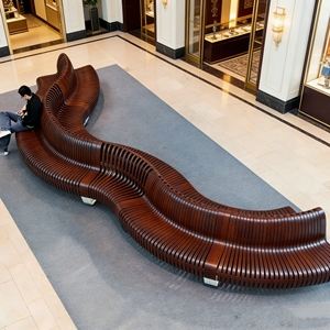 Banc d'extérieur Y868 en bois massif, grande assise courbée pour plusieurs personnes, idéal pour les entrées de bâtiments, les espaces publics et les sièges d'attente. - Product Image 5