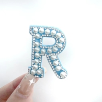 Patchs de lettres en strass avec perles blanches auto-adhésives personnalisées 4.5cm petit feutre brodé en forme de coeur avec résine pour le bricolage