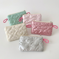 Pochette cosmétique matelassée en forme de cœur, petite bourse portable pour femmes, pochette de rangement pour écouteurs et câbles de données, fermeture à glissière