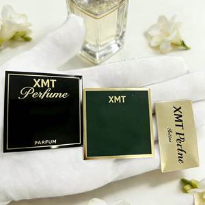 Logotipo 3D personalizado de lujo de aluminio impermeable Adhesivo resistente a la corrosión grabado con láser etiquetas de perfume y vela - Product Image 1