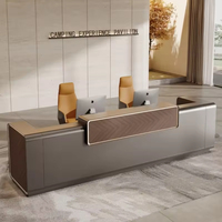 Bureau de réception moderne et minimaliste personnalisé avec accents en bois pour hall d'entreprise ou hôtel