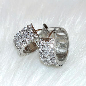 Orecchini a lobo E3118 in oro bianco con diamanti taglio brillante rotondo, montatura a griffe, gioielli classici da donna - Product Image 4