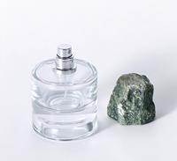 Flacon pulvérisateur de parfum en verre transparent cylindrique de 50 ml, avec pompe à pression à sertir, couvercle rétro en pierre brute, personnalisable avec logo, pour vente en gros