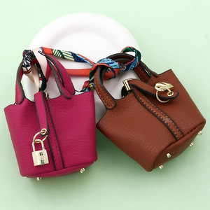 Mini Portachiavi a Forma di Borsa in Pelle con Foulard in Seta e <span class=keywords><strong>Lucchetto</strong></span> per <span class=keywords><strong>Chiavi</strong></span> dell'Auto, Custodia per Auricolari, Accessorio Moda, Regalo - Product Image 6