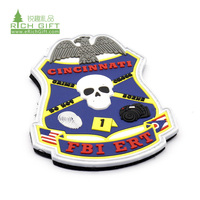 Personnalisable en relief 3D en caoutchouc souple PVC Pirate Logo Pin Badge à coudre Fabriqué en Chine