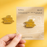 Pendentif personnalisé Ras Abrouq Qatar en émail souple plaqué or, imprimé en typographie avec support magnétique