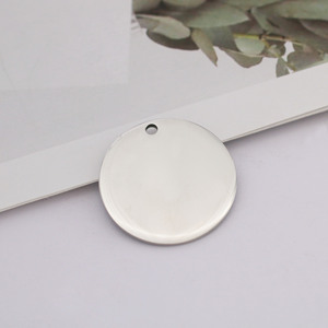 Pendentif rond miroir en acier inoxydable d'usine avec <span class=keywords><strong>lettres</strong></span> gravées Étiquettes de chien circulaires Logo gravé au laser Matériau vierge - Product Image 6
