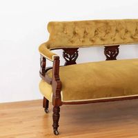 Fauteuil de salon double en velours de style vintage français, en bois massif, avec dossier à boucles, idéal pour la photographie