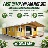 Cabane de glamping Airbnb avec toit en acier incliné, design imitation bois, grande terrasse et escalier pour location en resort ou investissement