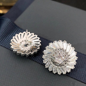 Orecchini a Perno con Fiore a Fiocco di Neve per Donne, Design Floreale Semplice, Accessori per Orecchie da Indossare Quotidianamente - Product Image 5