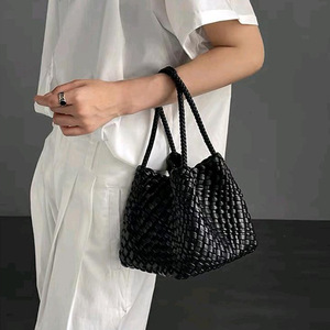 Sac cabas tissé artisanal en cuir véritable haut de gamme pour femme, petit sac à main raffiné, sac seau, sac boulette - Product Image 3