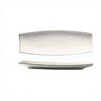 Assiette à sushi rectangulaire en céramique noire avec bande dorée et texture écaille de poisson pour restaurant japonais et usage domestique