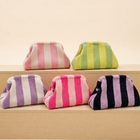 Pochette de maquillage en peluche à rayures colorées, motif personnalisé, mode hiver, pour femmes, voyage quotidien, rangement portable