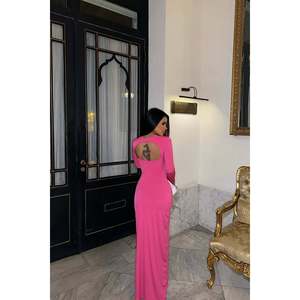 เดรสยาวทรงวินเทจสีชมพูฟูเชีย ดีเทลด้านหลัง ทรงเอ็มไพร์ ไร้สายรัดไหล่ ยาวถึงพื้น ผ้าโพลีเอสเตอร์ แต่งลูกไม้และเพชร มีไซส์ XS ถึง XL - Product Image 1