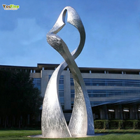 Sculpture abstraite en acier inoxydable poli miroir, grande œuvre d'art métallique moderne pour la décoration extérieure d'hôtels, de jardins, de places publiques et de paysages.