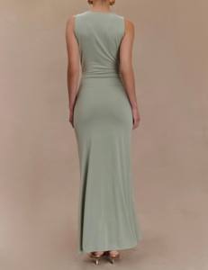 שמלת מקסי ירוקה מרווה ללא שרוולים עם מחשוף וי עמוק, שמלת ערב מעוטרת בזהב בהתאמה אישית לאורחות חתונה - Product Image 2