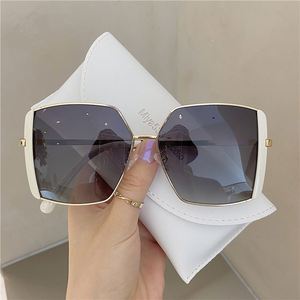 Lunettes de soleil tendance pour hommes et femmes avec logo personnalisé, monture métallique grande taille, protection UV400, lunettes de soleil carrées surdimensionnées pour femmes - Product Image 4