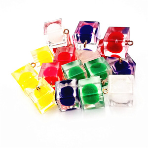 Breloques en résine en forme de cube, couleurs assorties, pendentifs en plastique pour la fabrication de bijoux, accessoires DIY, design géométrique en forme de fruit, idéal pour les occasions spéciales - Product Image 5