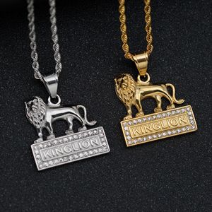 Collana con Placca Rettangolare con Scritta KINGLION e Leone Scolpito 3D Intricato e Mitico, con Zirconi Cubici - Product Image 3